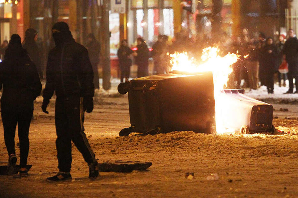 Brennende Mülltonnen haben bei der Schneeballschlacht in Leipzig-Connewitz Tradition. (im Bild: Schneeballschlacht 2014)