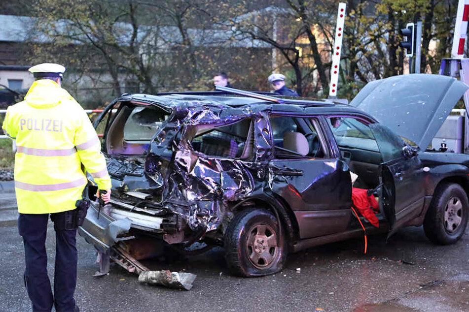 Der Fahrer musste schwer verletzt aus seinem Autowrack gerettet werden.
