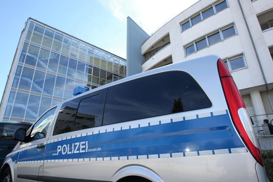 Die Polizei ermittelt wegen Beleidigung und Körperverletzung.