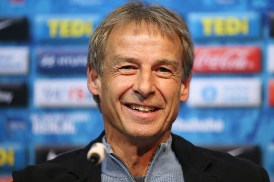 Klinsmann beantwortet auf der Pressekonferenz die Fragen der Journalisten.