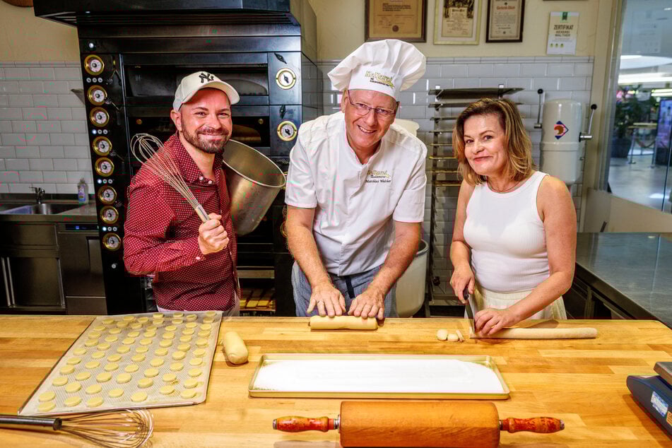 Kathi Damerow (53, r.) und Christian Kühn (43, l.) backen mit KeXerei-Chef Matthias Walther (57) Leichtes Gebäck.