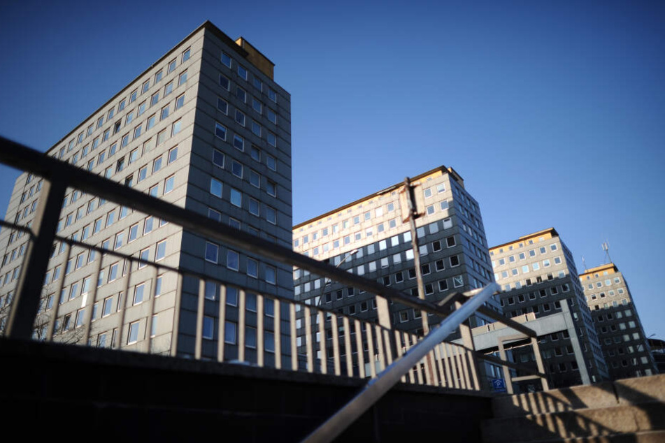 Eine Außenaufnahme in der Innenstadt zeigt den Gebäudekomplex City-Hof. Die unter Denkmalschutz stehenden City-Hochhäuser in der Nähe des Hamburger Weltkulturerbes Kontorhausviertel und Speicherstadt werden abgerissen.