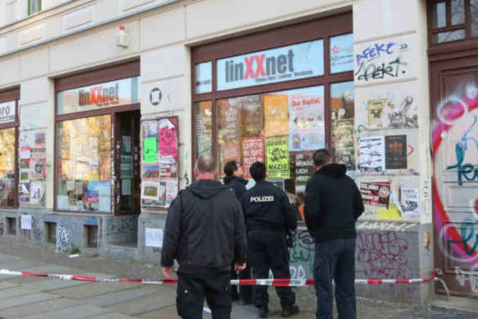 In der Nacht zum 31. März 2017 schossen Täter auf das "linXXnet" im Stadtteil Connewitz. Zwei Kugeln durchschlugen die Scheiben.