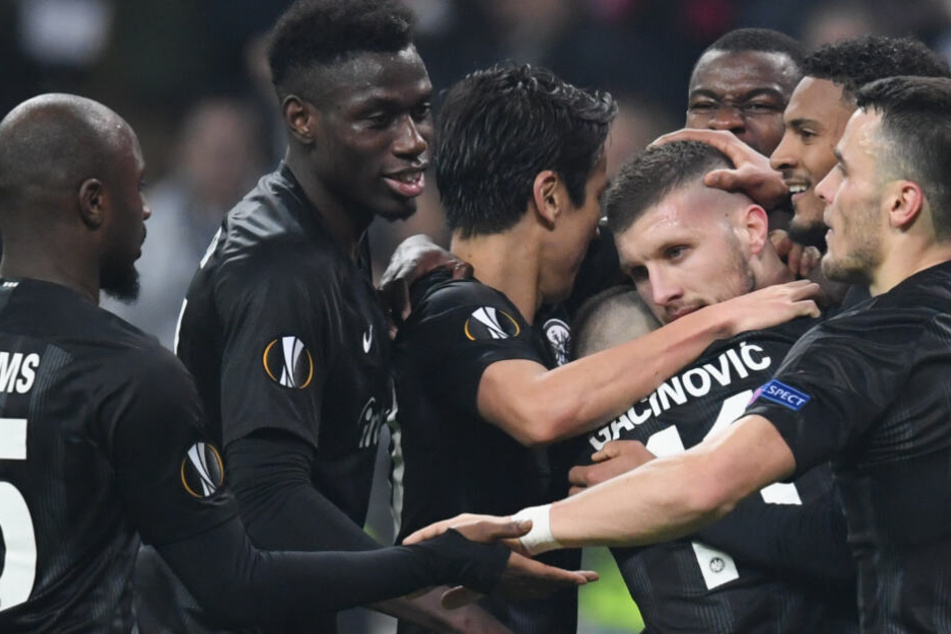 Die Frankfurter Spieler feiern ihren Torschützen Ante Rebic (m.) nach dem Tor zum 4:1 (Eintracht Frankfurt gegen Schachtjor Donezk, 21.2.2019)