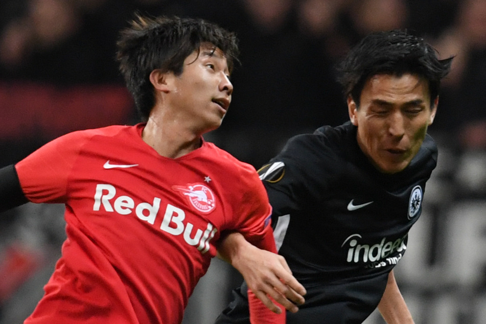 Masaya Okugawa (24, l.) hier im Duell gegen Makoto Hasebe (37, r.) von Eintracht Frankfurt.