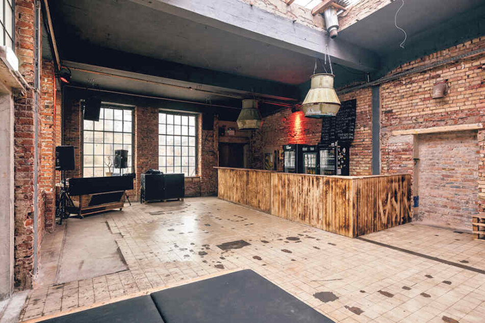 Der neue Club im Industrieglände "objekt klein a" wartet mit morbiden
Industriecharme und zwei Floors auf.