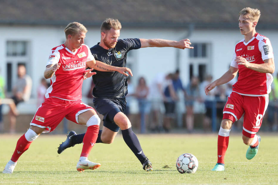 Union-Leihgabe Lennard Maloney, hier im Zweikampf mit Tobias Müller (r.), könnte in Magdeburg erstmals für Chemnitz spielen.