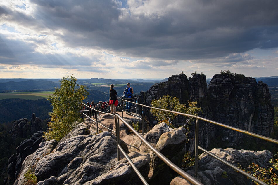 Wanderer blicken von der Schrammsteinaussicht in der Sächsischen Schweiz auf die Felsen der Schrammsteine. (Archivfoto)