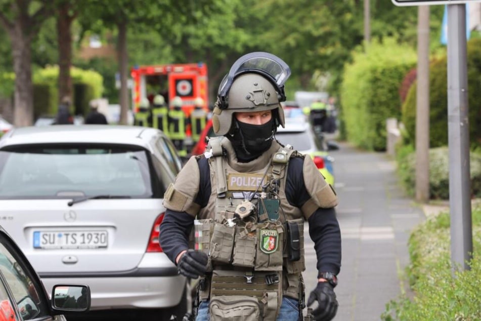 Wegen einer Bedrohungslage in Köln-Weiden rückten am Montagmittag Einsatzkräfte des SEK an.