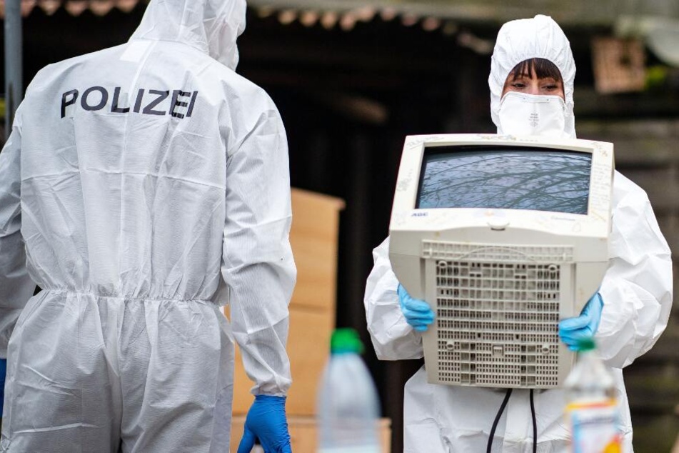 Zahlreiche Datenträger sicherte die Polizei.
