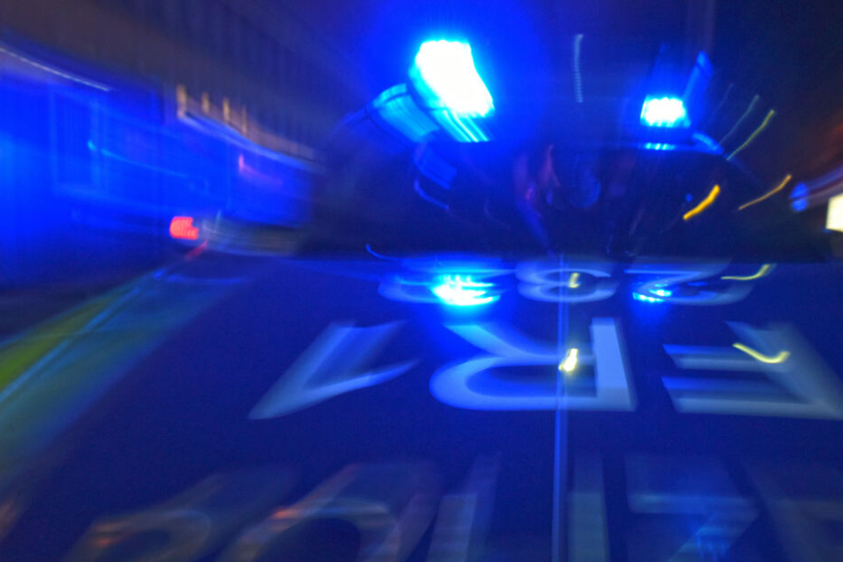 Die Polizei fand die schwer verletzte Frau im Lager. (Symbolbild)