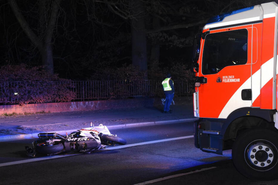 Das Motorrad liegt auf der Fahrbahn.