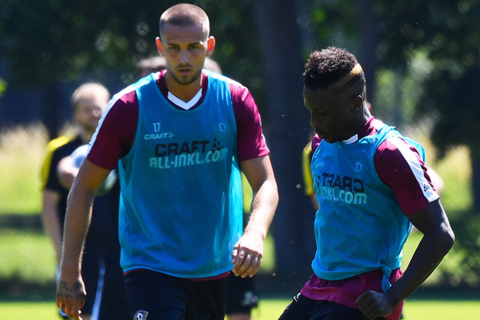 Moussa Koné beim Trainingsspielchen mit Dynamo-Neuzugang René Klingenburg.