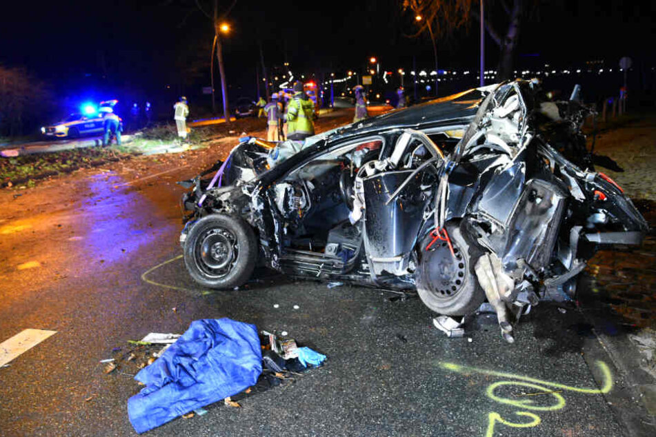 Ein Fahrer wurde bei dem Unfall in seinem Auto eingeklemmt und musste von der Feuerwehr befreit werden.