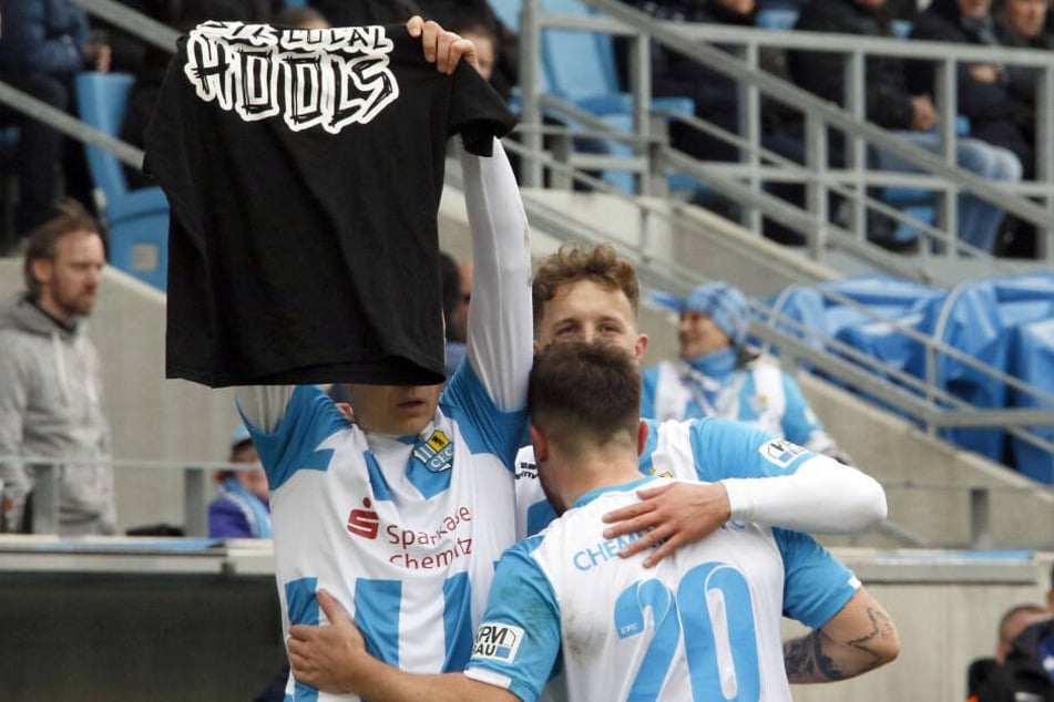 CFC-Torjäger Daniel Frahn hielt während des Spiels ein Trikot mit der Aufschrift: "Support your local Hools" hoch.