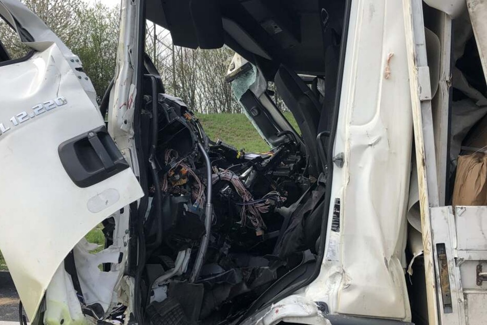 Der Lkw-Fahrer wurde in seinem Führerhäuschen eingeklemmt und schwer verletzt.