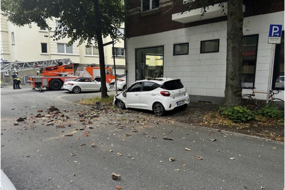 Die Trümmerteile krachten direkt auf ein Auto.