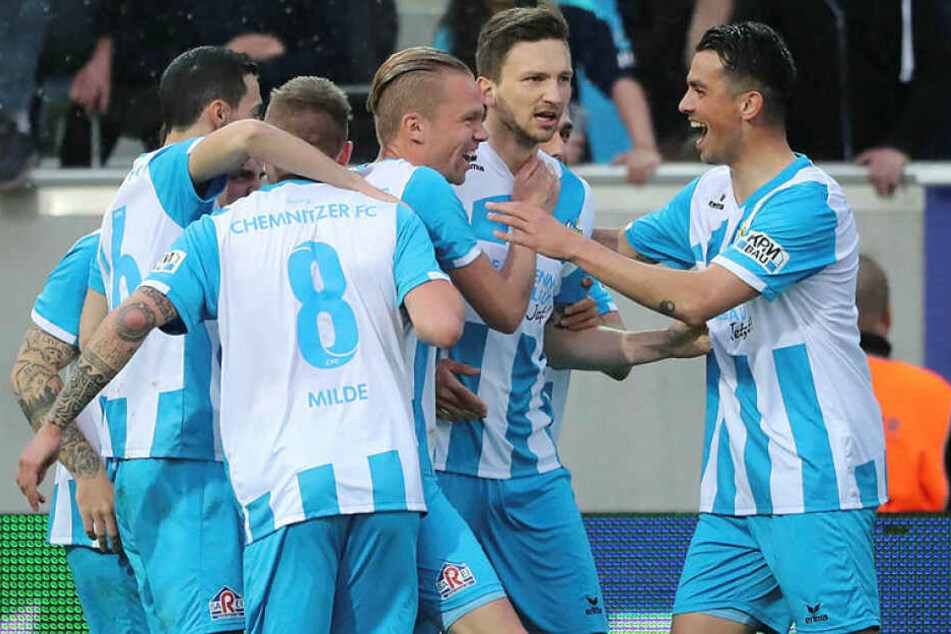 Der Chemnitzer FC gewann ein denkwürdiges Halbfinale gegen den 1. FC Lok Leipzig im Elfmeterschießen.