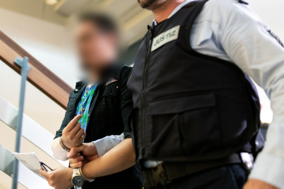 Der verurteilte Sexualstraftäter soll den Sohn seiner Partnerin mehr als zwei Jahre lang für Vergewaltigungen verkauft und ihn selbst missbraucht haben.