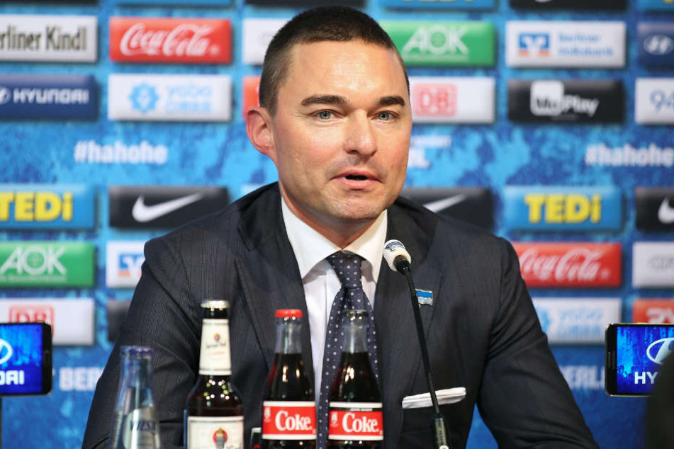 Investor Lars Windhort äußert sich nach dem Aus von Jürgen Klinsmann auf einer Pressekonferenz.