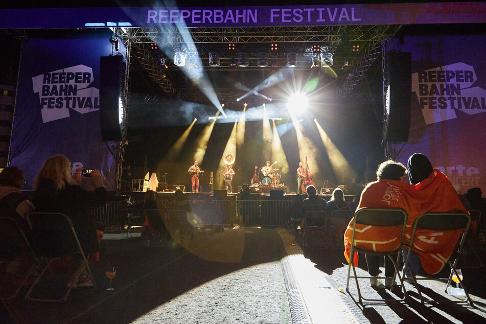Auch die Musiker der Folk- und Pop-Band "Bukahara" aus Köln standen im Rahmen des Reeperbahn-Festivals 2020 auf der Bühne im Festival Village auf dem Heiligengeistfeld.