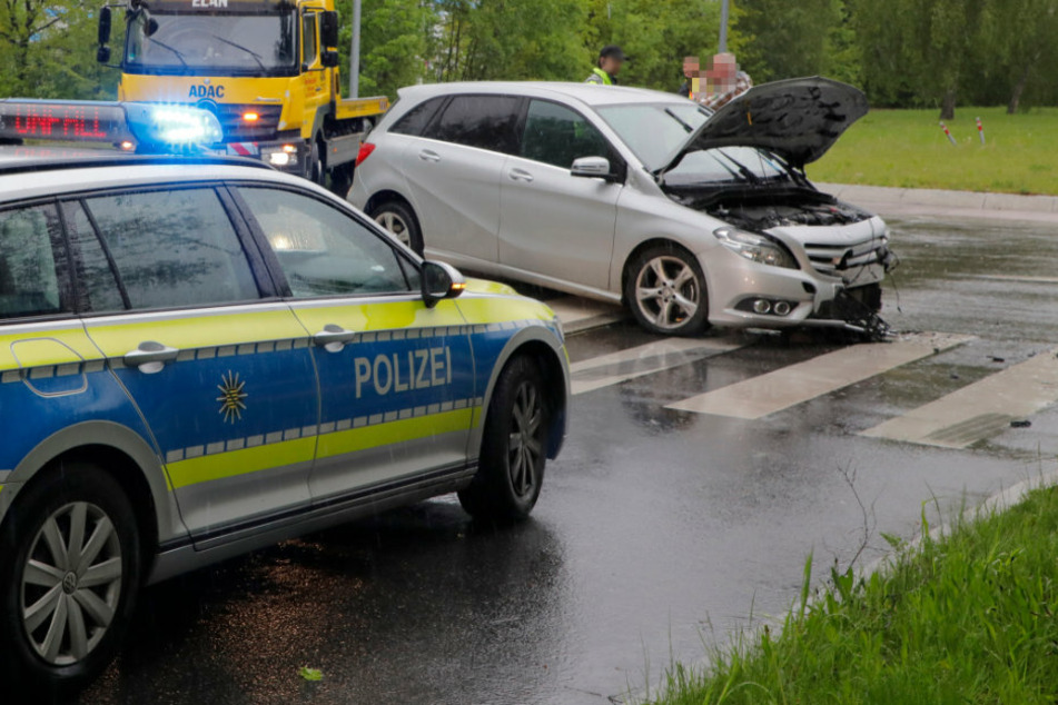 Heftiger Unfall in Kreisverkehr: Mercedes-Fahrerin verletzt