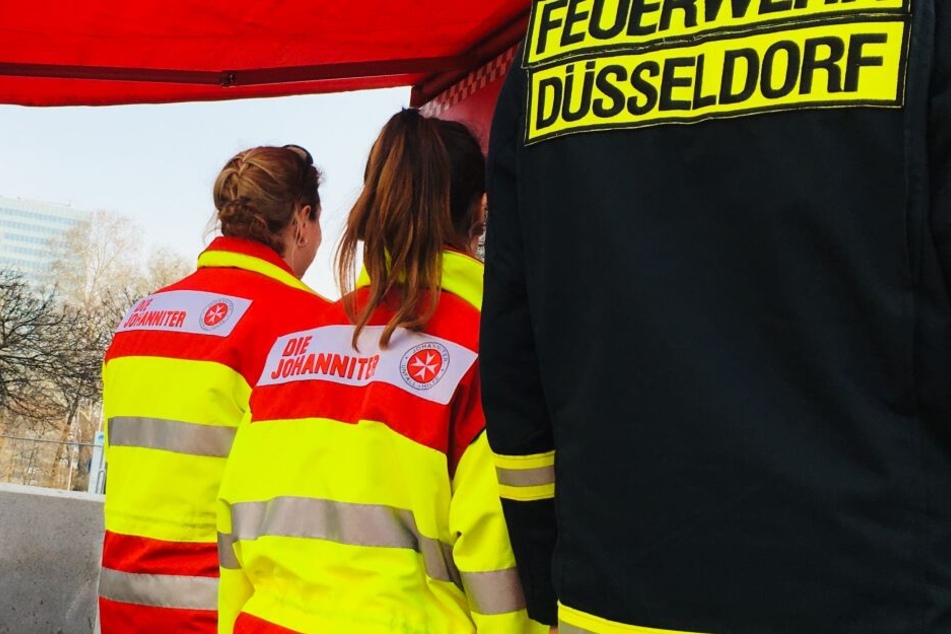 Die Feuerwehr Düsseldorf und Sanitäter der Johanniter.