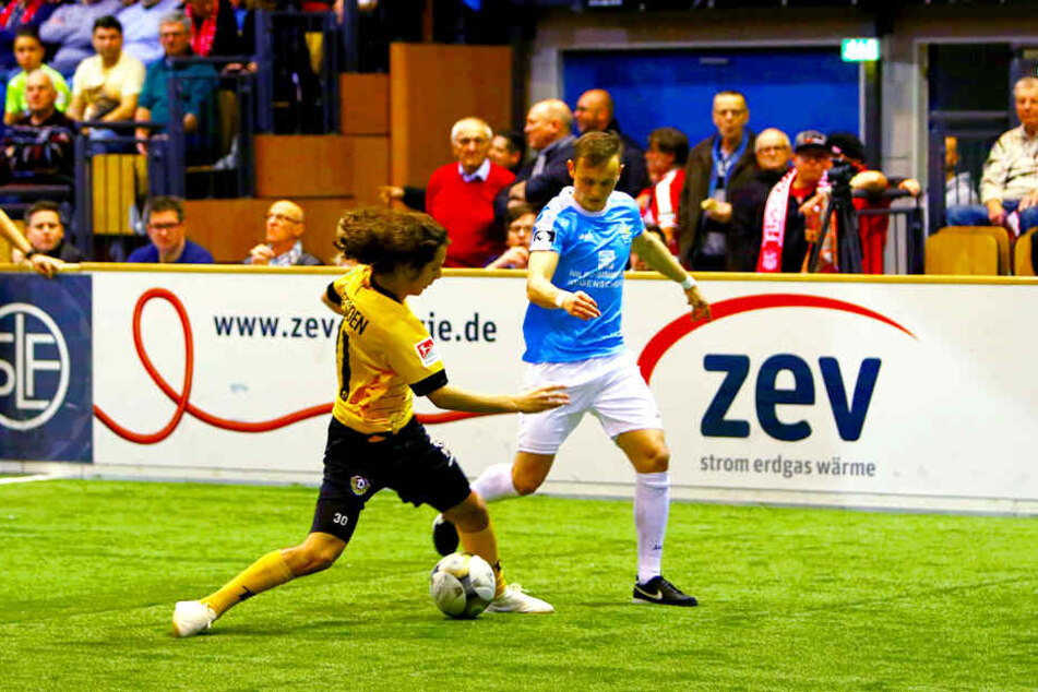 Dynamo Matthäus Taferner (l.) versucht, den Ball vorm Chemnitzer Nils Blumberg abzuschirmen.