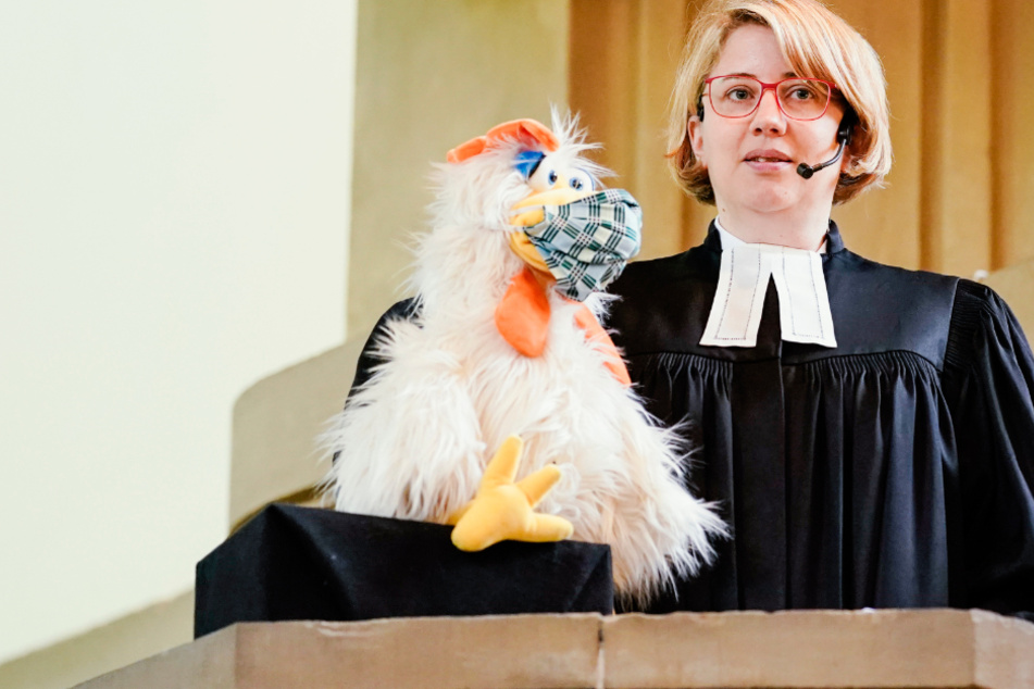Die evangelische Pfarrerin und Bauchrednerin Maibritt Gustrau sowie ihre Figur, der Hahn Otto, halten in der Friedenskirche einen Gottesdienst ab. Otto ist ein Hahn, der das Leben jenseits des Hühnerstalls erkundet und sich zu Gottesdiensten und Debatten verabredet.