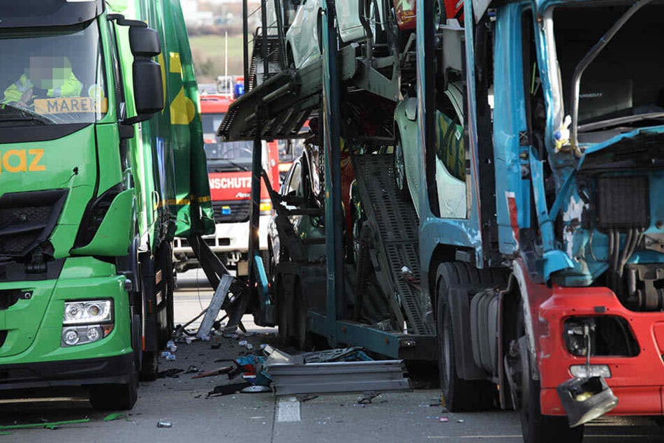 Drei LKW und ein PKW kollidierten.
