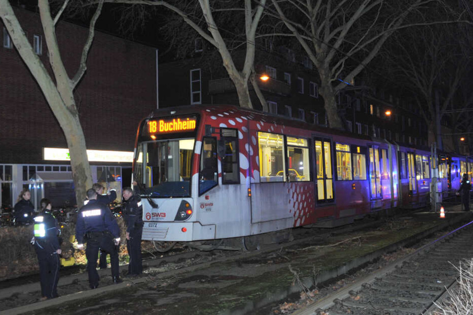 Polizisten untersuchen den Unfall-Ort.