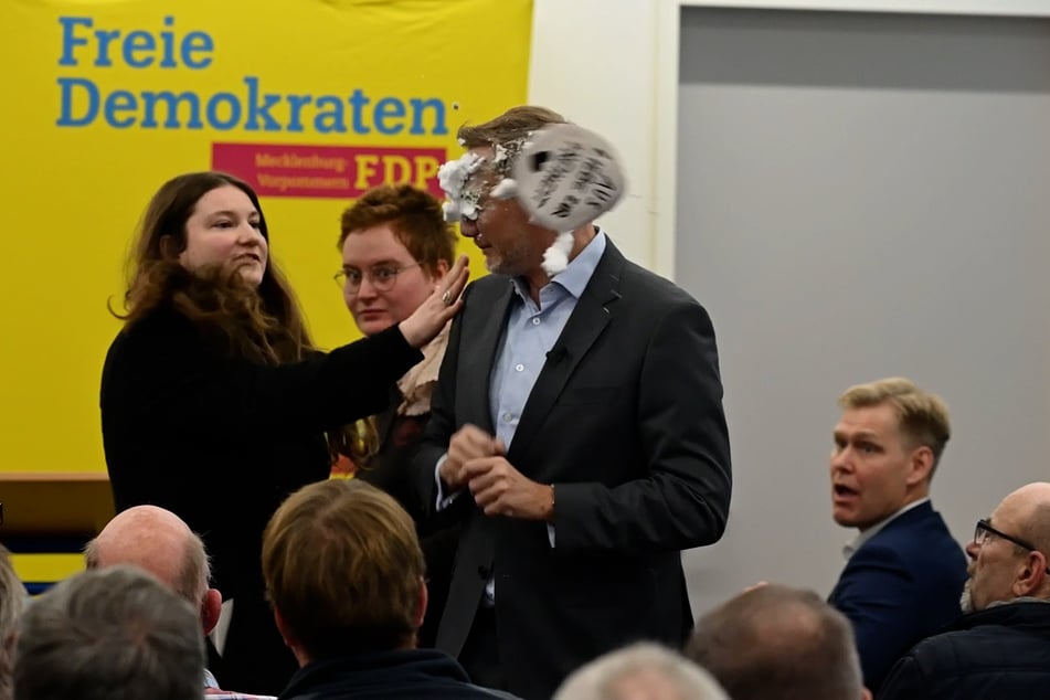 Christian Lindner (46, FDP) wurde bei seinem Auftritt in Greifswald mit einer Schaumtorte beworfen.