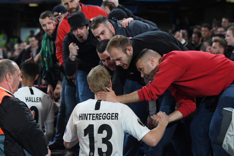 Nach dem Aus im Europa-League-Halbfinale wurde Hinteregger von den Eintracht-Fans getröstet.