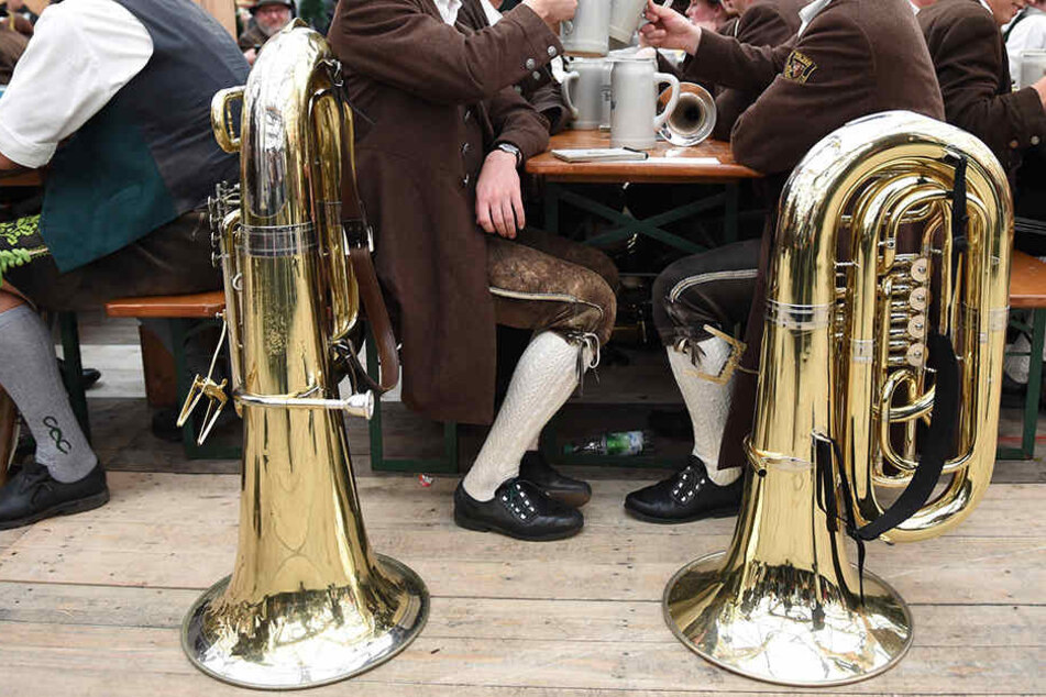 Beim traditionellen Trachtenmarsch am Sonntag spielten zwei Zillertaler Blaskapellen einen Nazi-Marsch...(Symbolbild)