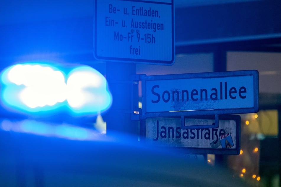 An der Sonnenallee soll es vor einem Discounter zu den Messerstichen gekommen sein. (Archivbild)