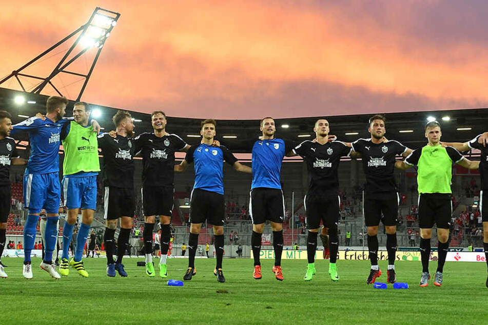 Auf der Anreise zum Spiel von Carl Zeiss Jena zum Halleschen FC wurde ein Mann (61) mit Colt und geladenem Magazin am Bahnhof Naumburg gesichtet und kontrolliert.