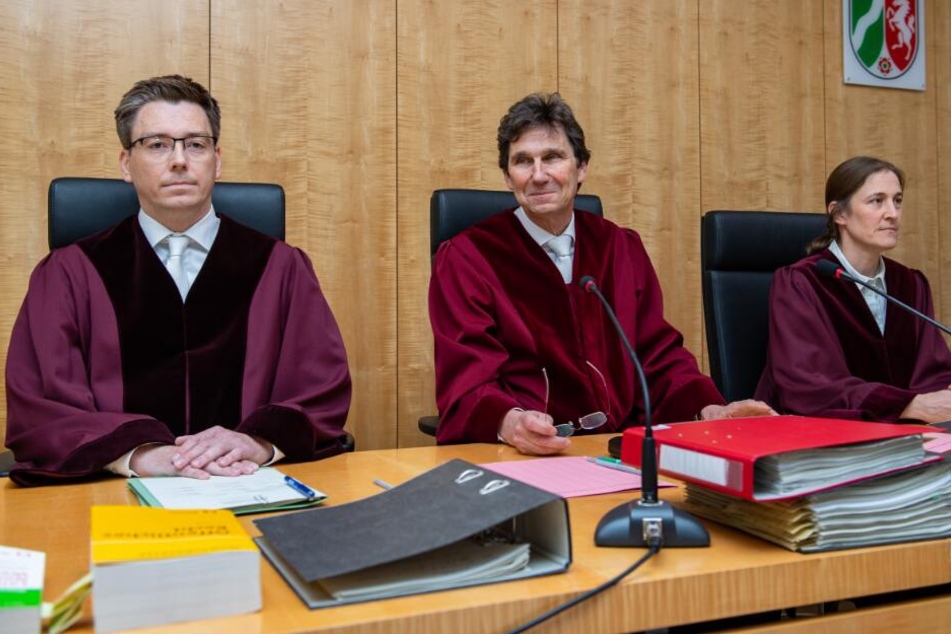 Der Vorsitzende Richter, Max-Jürgen Seibert (m) sitzt mit seinem Berichterstatter Andre Niesler (l) und der Richterin Maren Sarnighausen vor dem Oberverwaltungsgericht in Münster.
