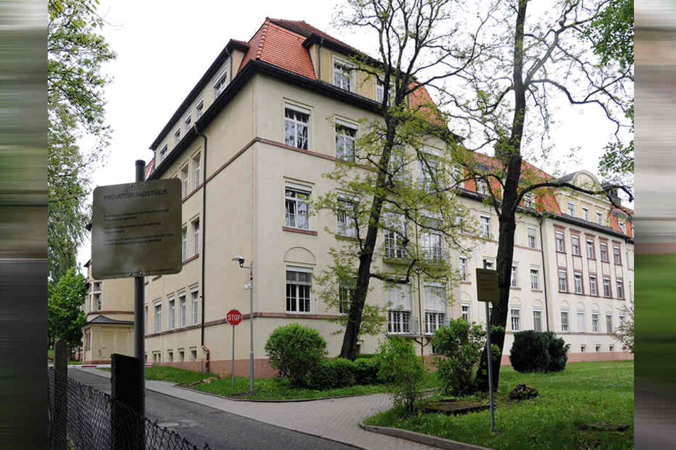 Direkt in der Frauenklinik an der Flemmingstraße im Haus A vertickte die Frau Crystal.