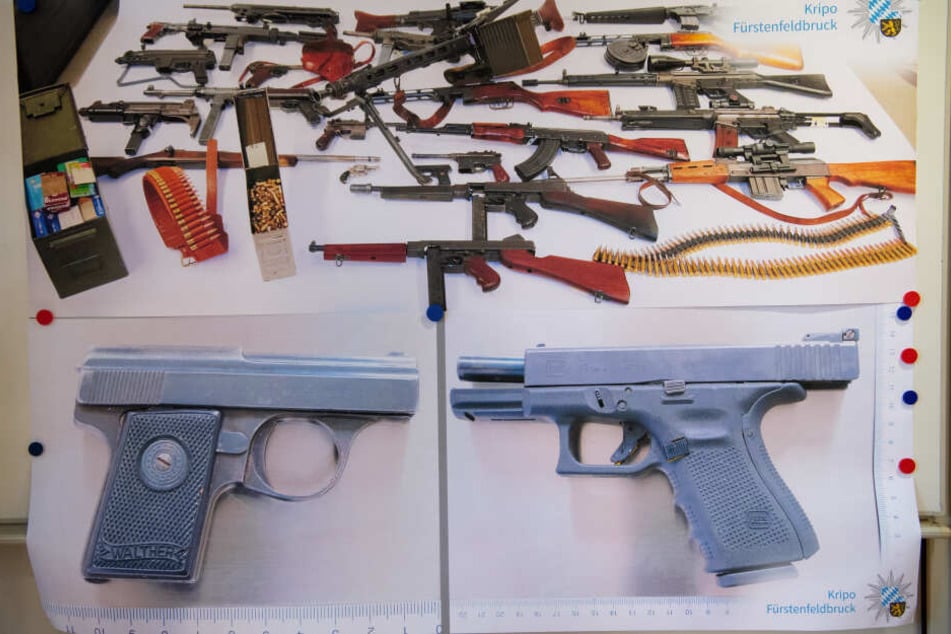 Auf Fotos zeigt die Polizeiinspektion Fürstenfeldbruck während einer Pressekonferenz sichergestellte Waffen, darunter die beiden Tatwaffen (unten).