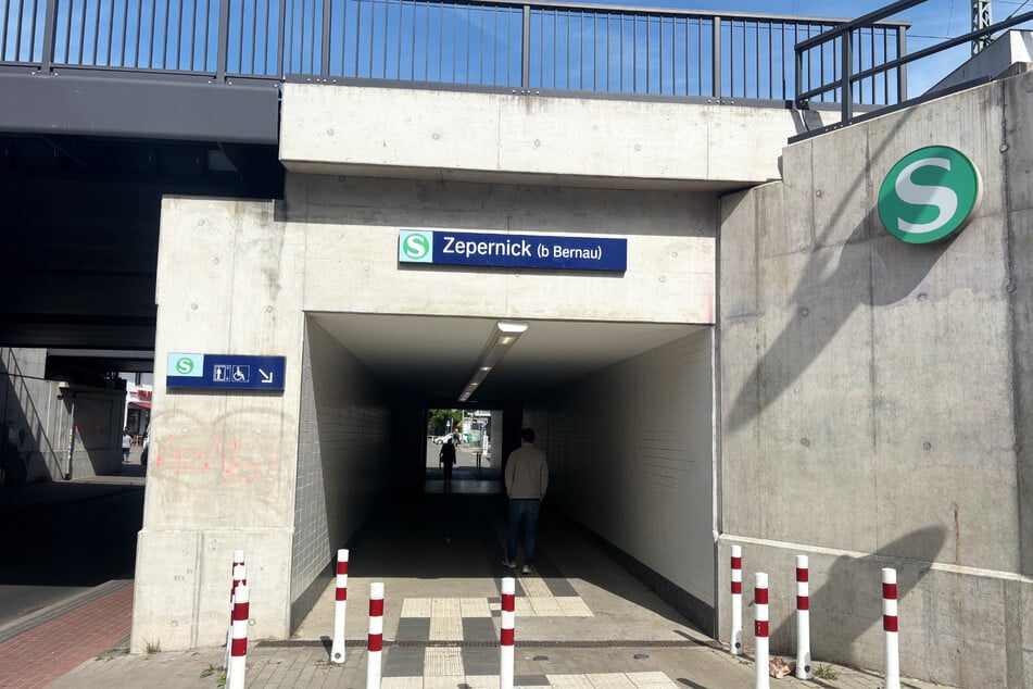 Ein Zeuge, selbst Polizist, kam dem 18-Jährigen am Bahnhof Zepernick zu Hilfe.