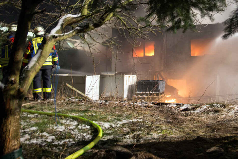 Bei Eintreffen der Feuerwehr brannte das Gebäude bereits vollständig.