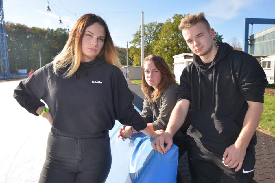 Die "Icecrasher" Lina Sophie Raabe (18), Noelle Uhlig (17) und Christian Meyer (17) ärgern sich, weil es keine Jahreskarten mehr gibt.