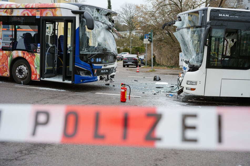 Die Front beider Busse lässt erahnen, wie heftig der Zusammenstoß gewesen sein muss.