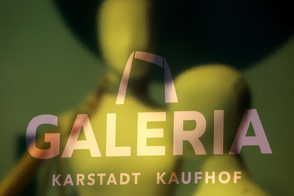 Ein Folie mit dem gemeinsamen Markennamen "Galeria" hängt im Schaufenster der ehemaligen Kaufhof Filiale in Köln