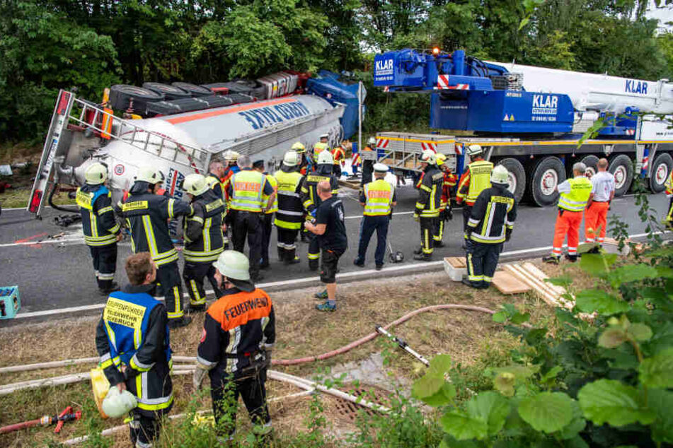 Der Tanklaster wurde mit Kränen geborgen.