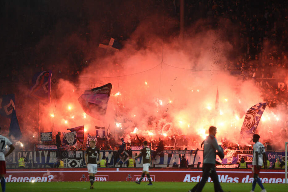 In der Halbzeit ging die Pyro-Show im HSV-Fanblock los.