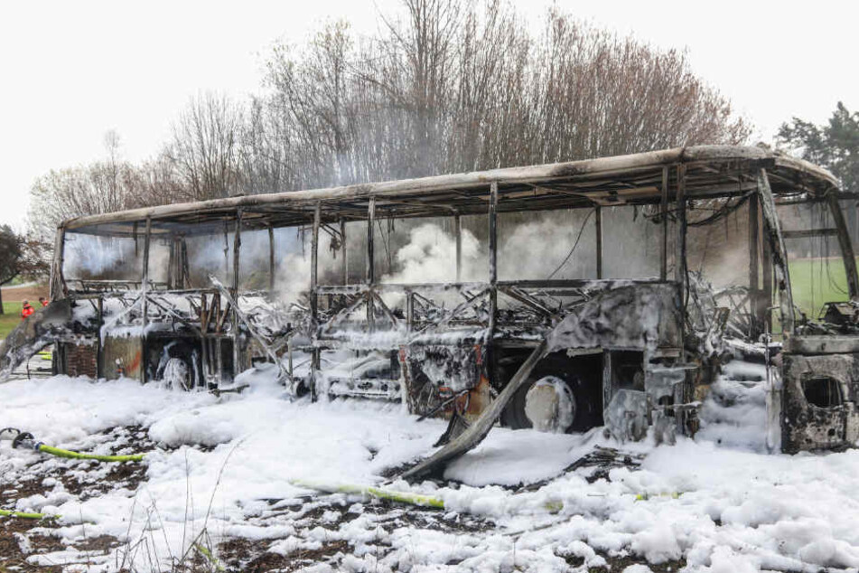 Der Bus brannte vollständig aus.
