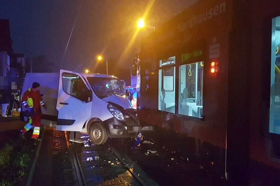 In Nordhausen krachte am Donnerstagmorgen ein Transporter in eine Straßenbahn.