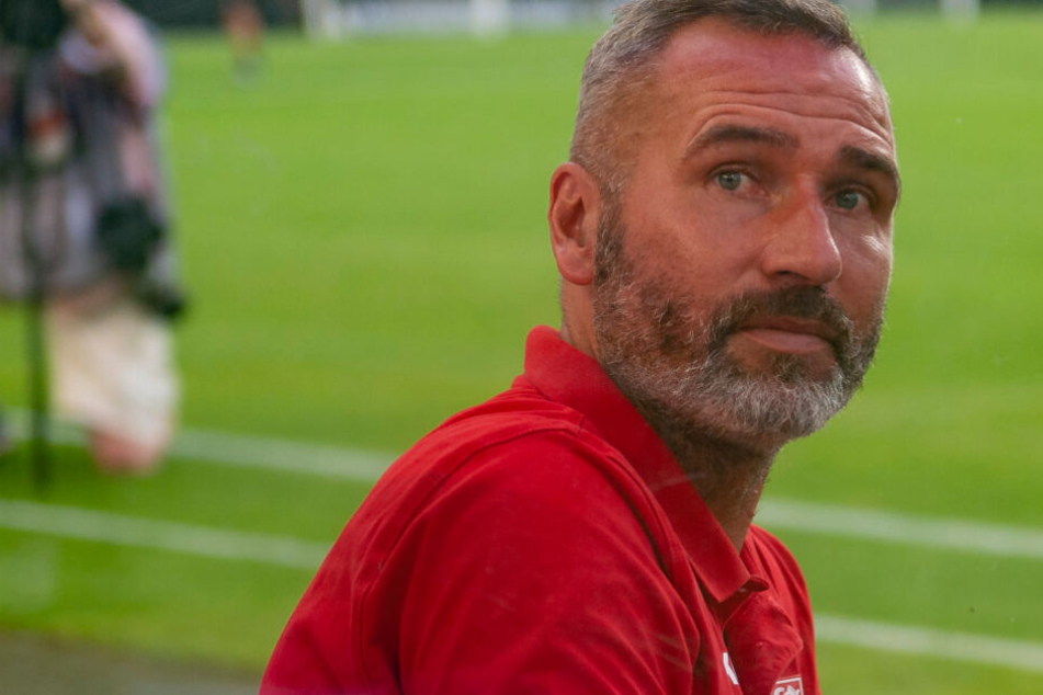 Seine Pflichtspielpremiere als Stuttgarter Coach: Tim Walter gegen Hannover auf der Trainerbank.