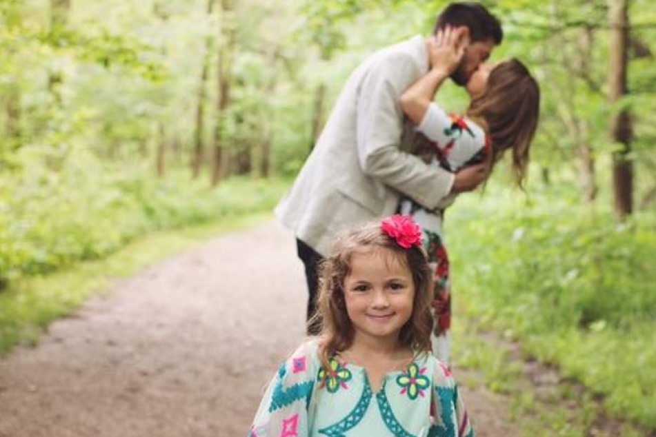 Die kleine Adrianna ist stolz, endlich eine richtige Familie zu haben.